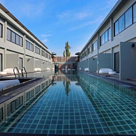 S Ratchada Leisure Hotel - Sha Plus Bangkok Exterior photo The swimming pool at the hotel
