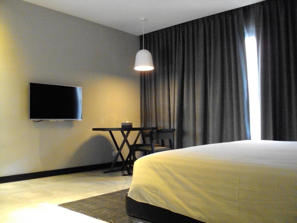 S Ratchada Leisure Hotel - Sha Plus Bangkok Exterior photo A room at the hotel