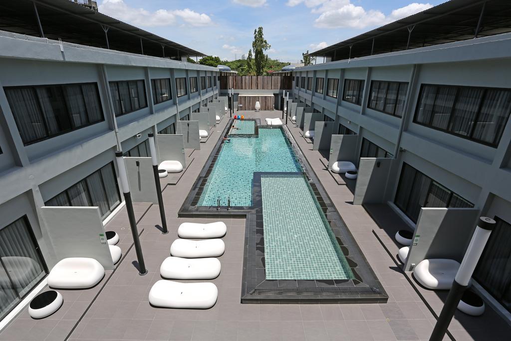 S Ratchada Leisure Hotel - Sha Plus Bangkok Exterior photo The hotel's pool
