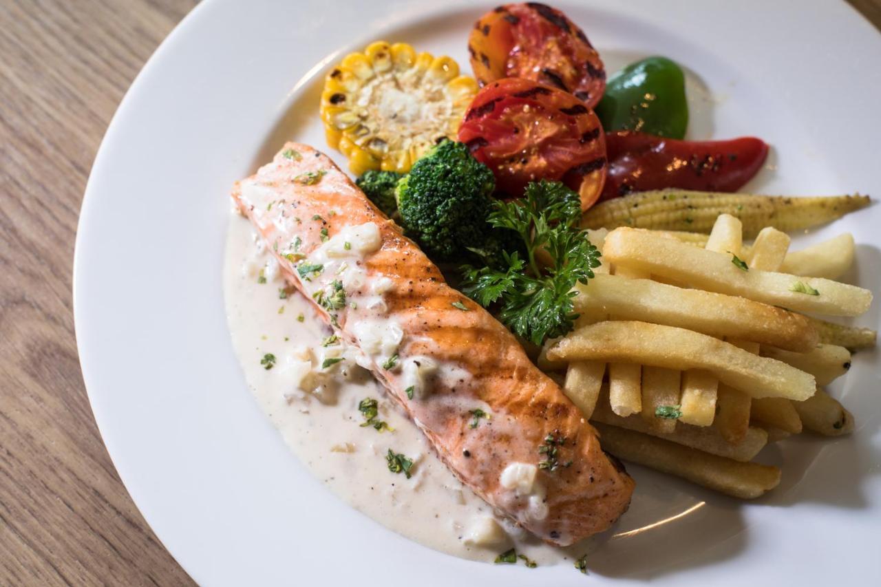 S Ratchada Leisure Hotel - Sha Plus Bangkok Exterior photo Salmon steak